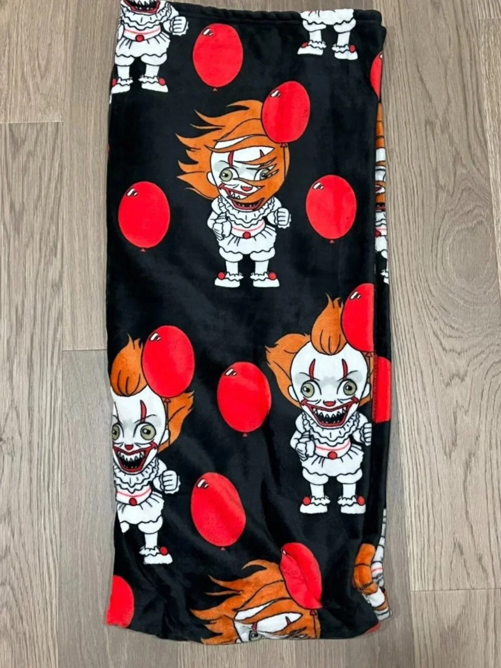 IT PENNYWISE Black Red Balloon Plush Throw Blanket 50x70 Horror WB Halloween NWT